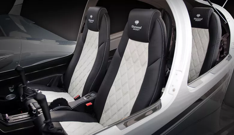 csm_DA42NG_-_Interior_Design_-_PREMIUM_NEW_-_black_light_grey_fb919134e7.jpg