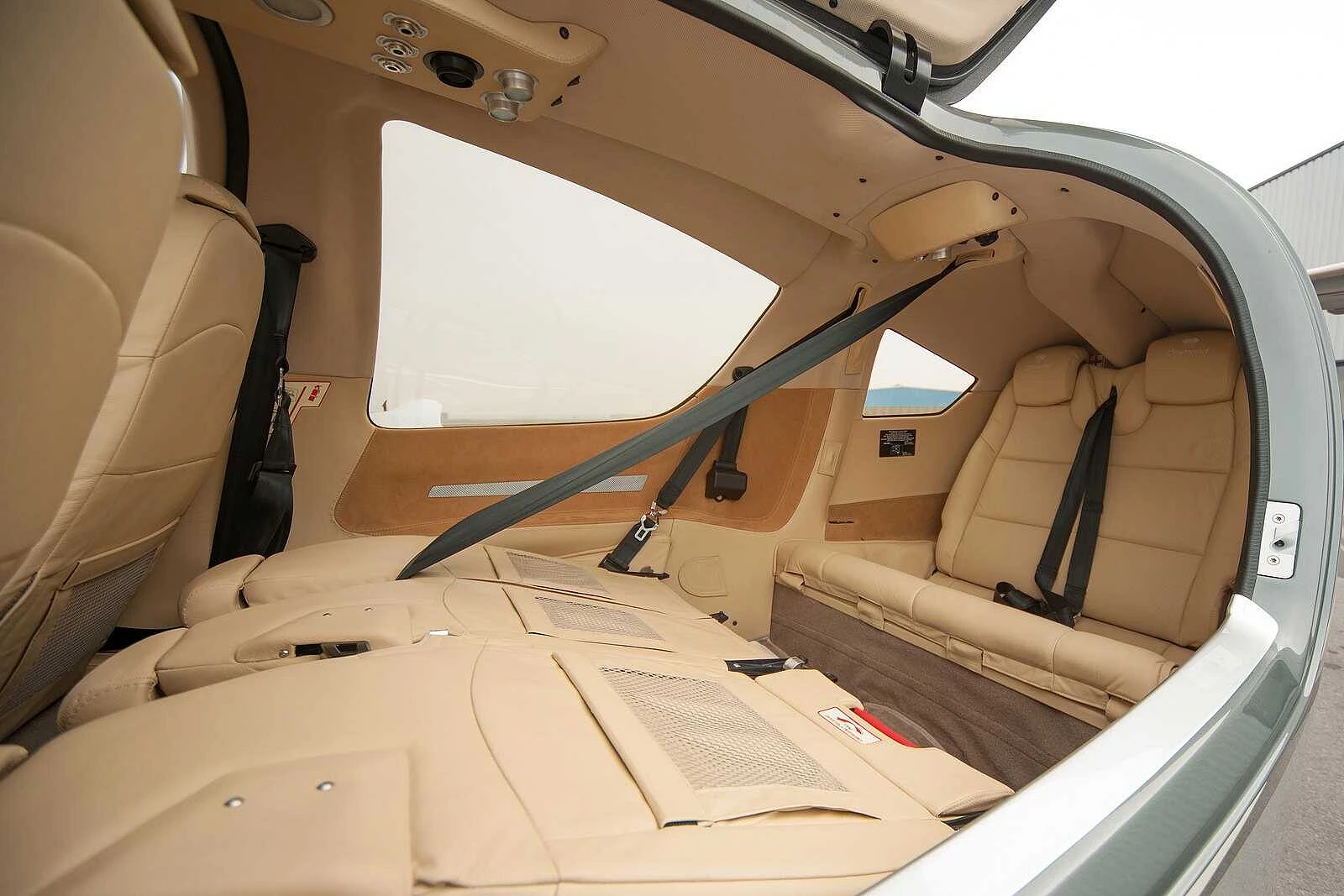 csm_DA62_Highlight-1_Interior-Design_Bild-3_Beige-Rear-Seats_95def2dcf2.jpg