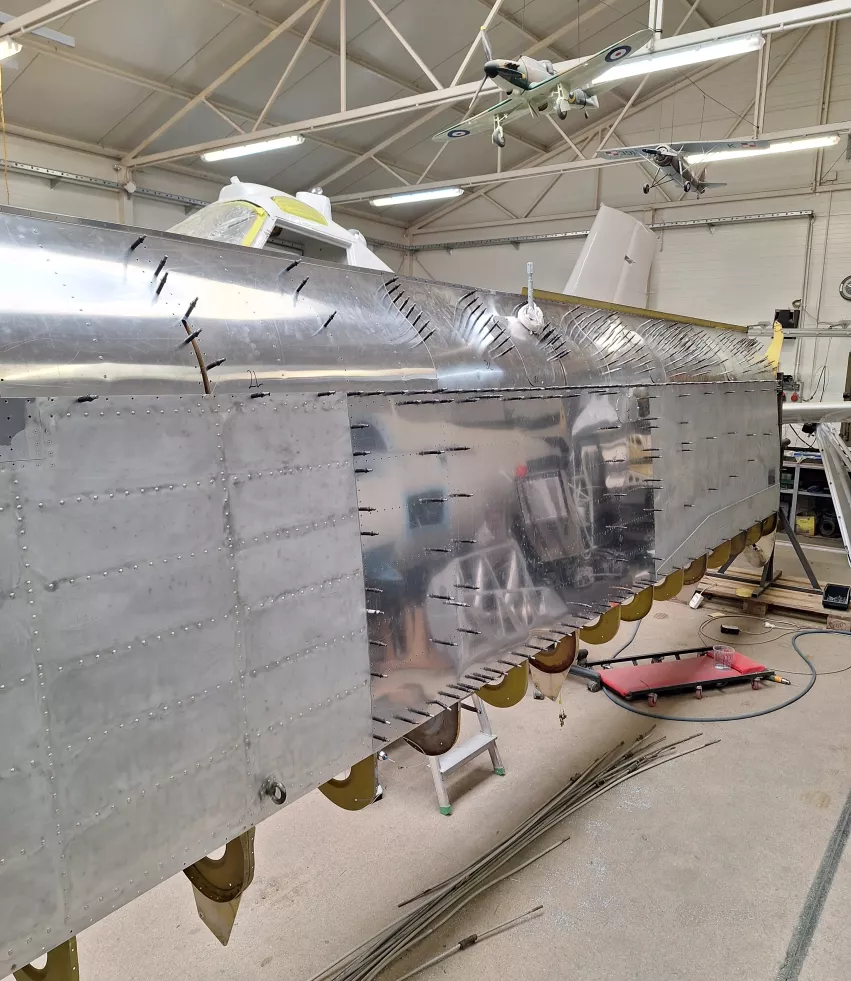 Przygotowane do nitowania nowe blachy krawędzi spływu i poszycia zbiornika skrzydła lewego.jpg