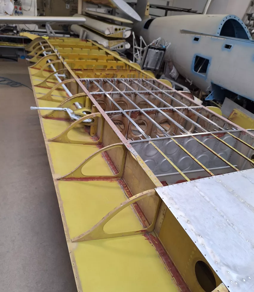 Układ sterowania lotką i nowe kątowniki poszycia zbiornika paliwa.jpg