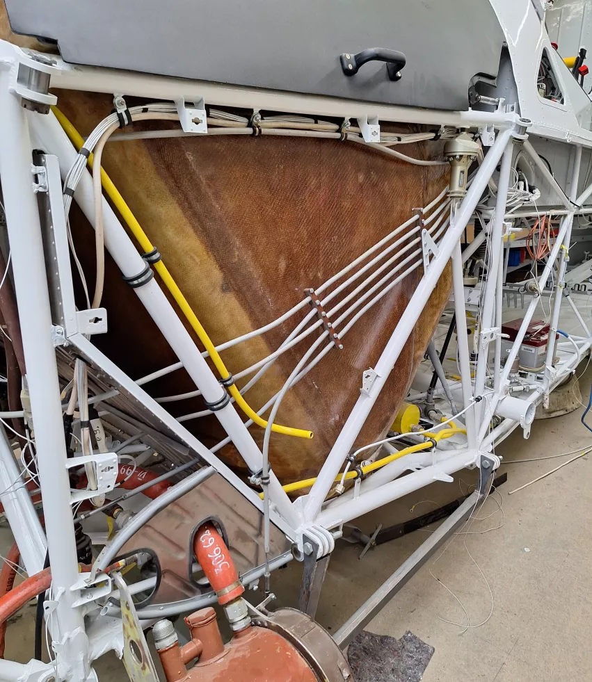 Zamontowane kompletne cięgn a sterowania silnikiem.jpg