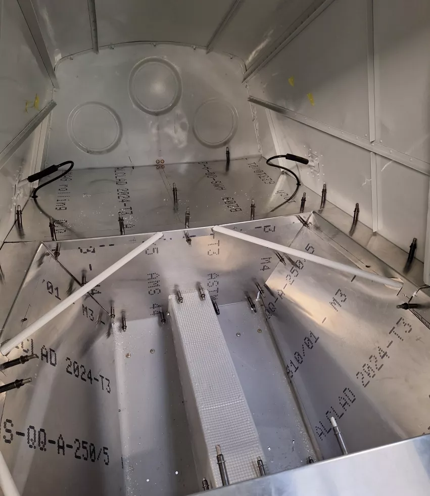 Przepierzenie w kabinie mechanika gotowe do oklejenia - widok do tyłu.jpg