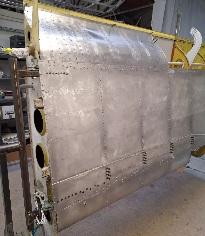 Zanitowane blachy przykadłubowe skrzydła prawego. Blachy krawędzi natarcia i krawędzi spływu wykonane jako nowe na całej długości skrzydła.jpg