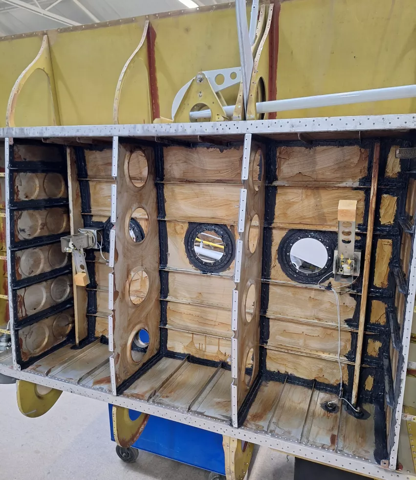 Zbiornik paliwa skrzydła lewego przygotowany do zamknięcia.jpg