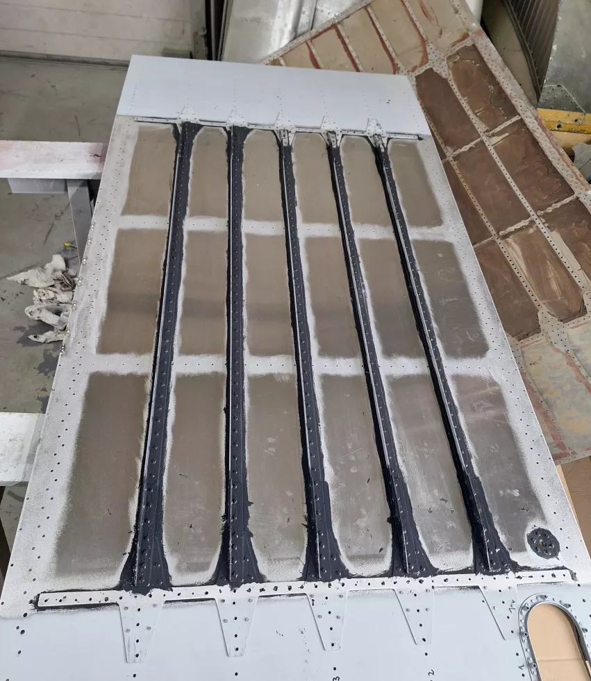 Zespół dolnej pokrywy zbiornika paliwa gotowy do zamontowania na skrzydło.jpg