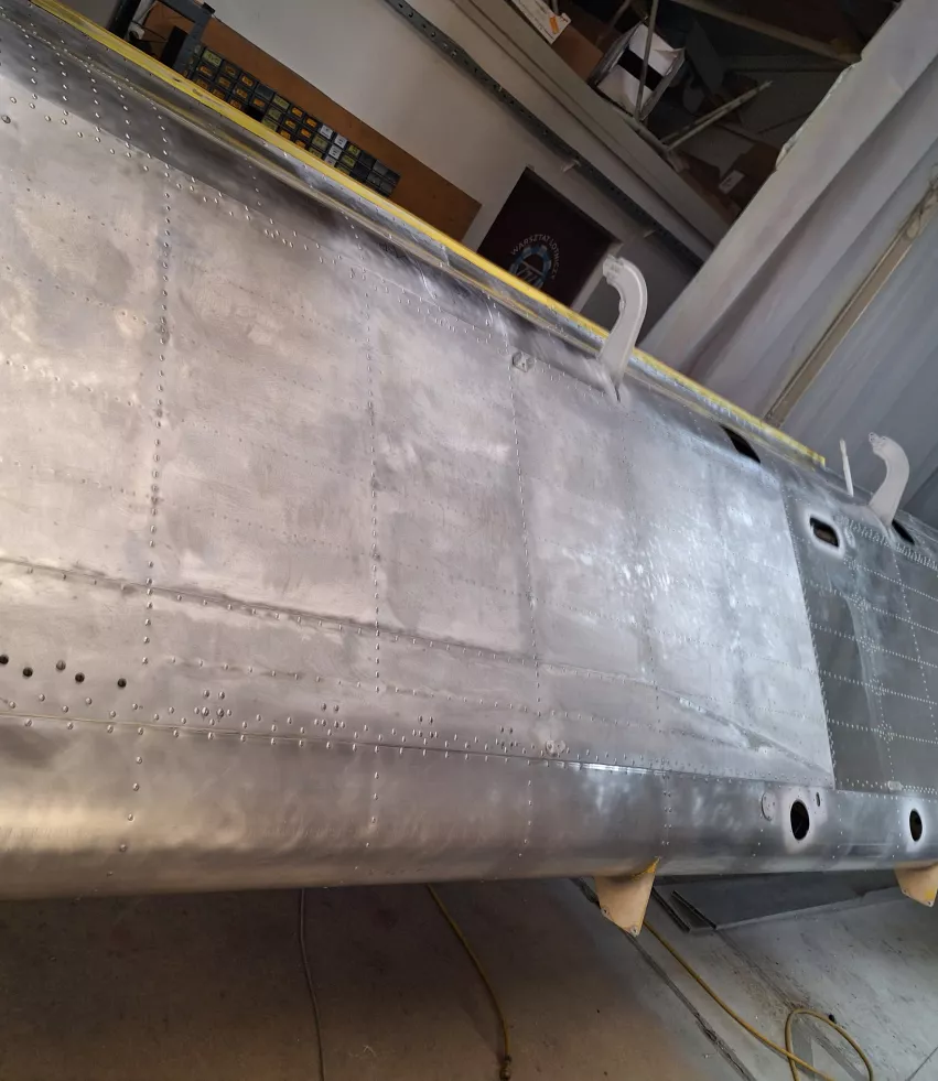 Prawe skrzydło naprawione gotowe do lakierowania-widok z dołu.jpg