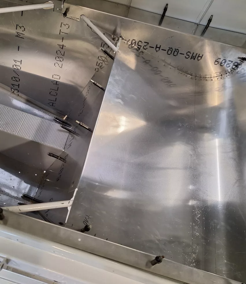 Przepierzenie w kabinie mechanika - widok od strony fotela.jpg