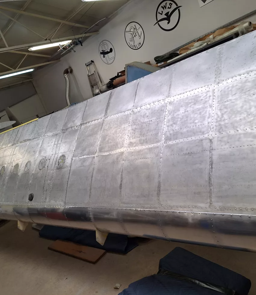 Lewe skrzydło naprawione gotowe do lakierowania-widok z góry.jpg