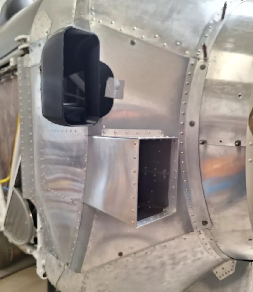 Osłony przedziału agregatów - prawa strona. Widoczne wloty npowietrza.jpg