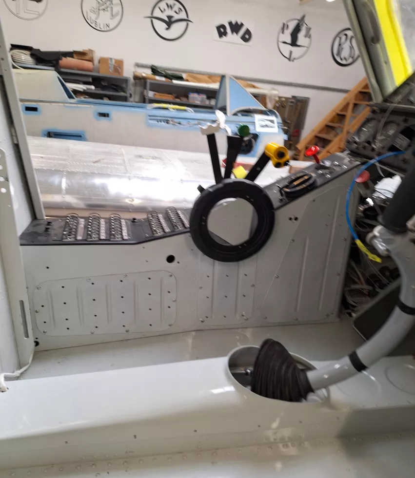 Montaż luczków i osłon w kabinie pilota..jpg