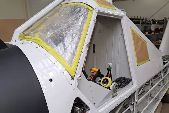 Zamontowana na gotowo przednia szyba i nóż do cięcia lin.jpg