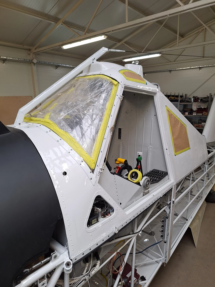 Zamontowana na gotowo przednia szyba i nóż do cięcia lin.jpg