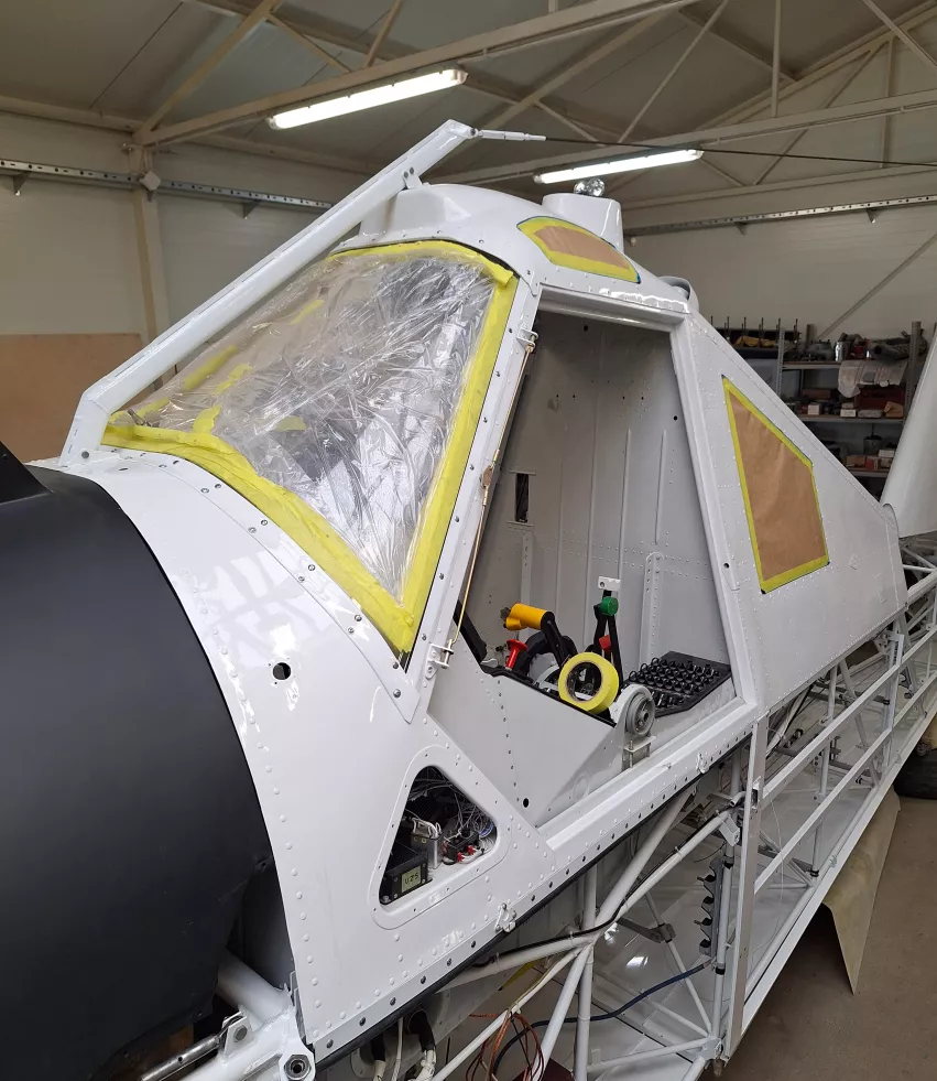 Zamontowana na gotowo przednia szyba i nóż do cięcia lin.jpg