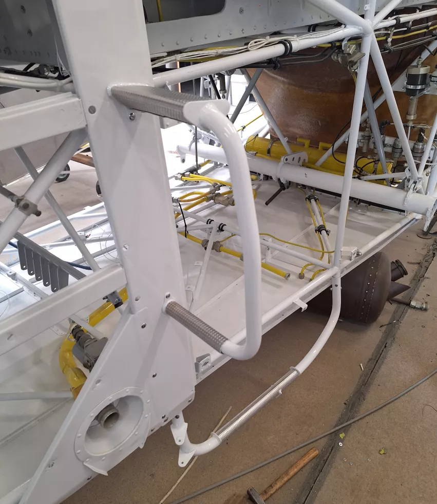 Zamontowane stopnie wejściowe do kabiny - prawa strona.jpg