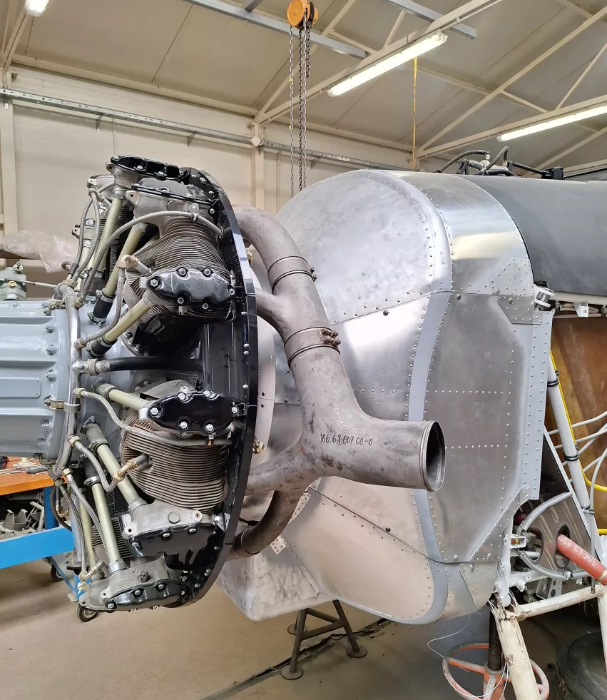 Kolektor wydechowy i osłony przedziału agregatów - lewa strona.jpg