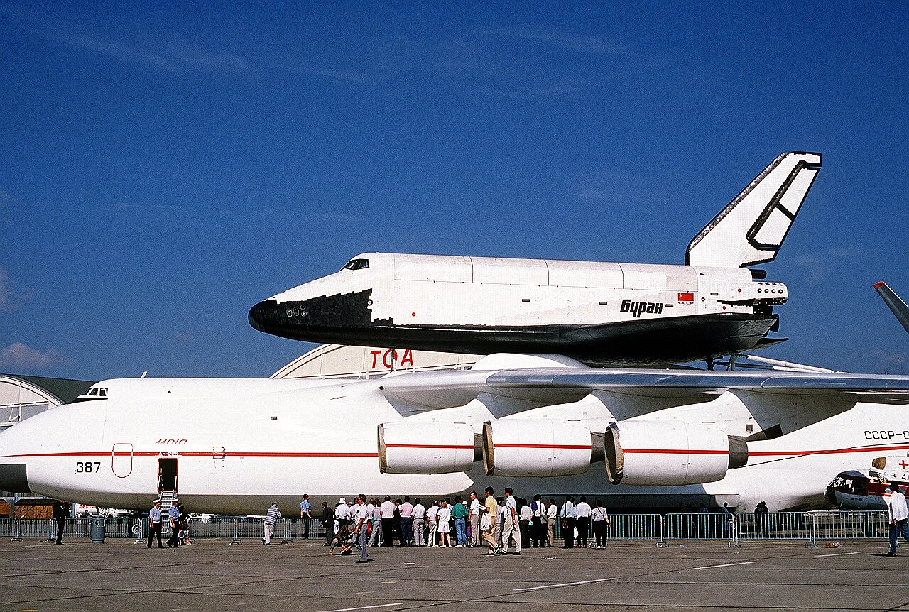 Buran_on_An-225_(Le_Bourget_1989)_1.JPEG [339.65 KB]